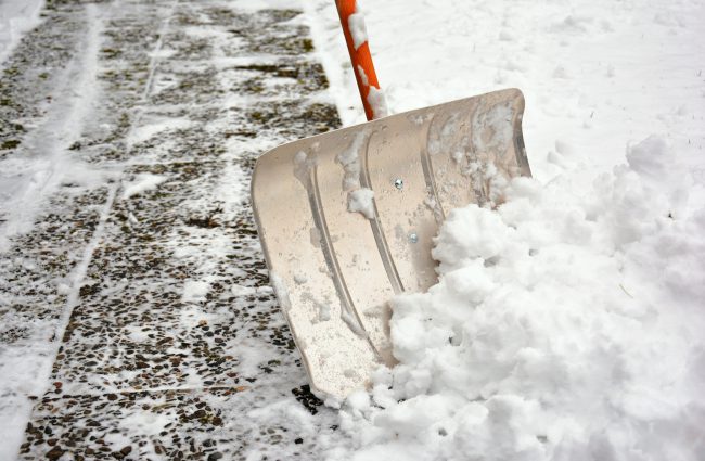 Schneeschieber im Schnee